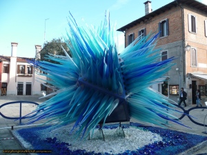 L'une des sculpture de verre qui parsèment la ville